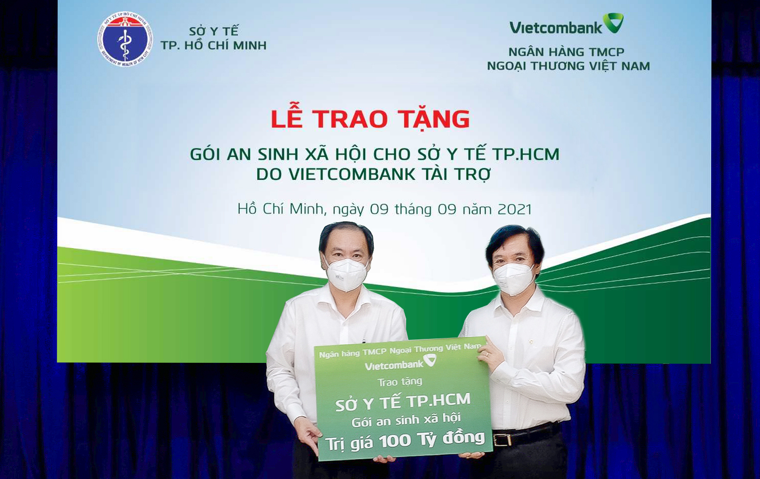 Ông Đặng Hoài Đức Phó Tổng Giám đốc Vietcombank (bên phải) trao biển tượng trưng tài trợ cho đại diện Sở Y tế TP Hồ Chí Minh