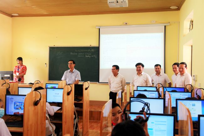 Các đại biểu tham quan phòng tin học do Vietcombank tài trợ