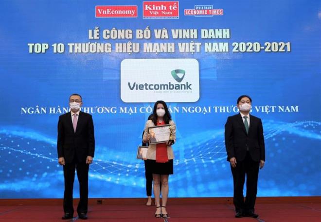 Đại diện Vietcombank (ở giữa) nhận giải thưởng Top 10 Thương hiệu mạnh Việt Nam năm 2020-2021