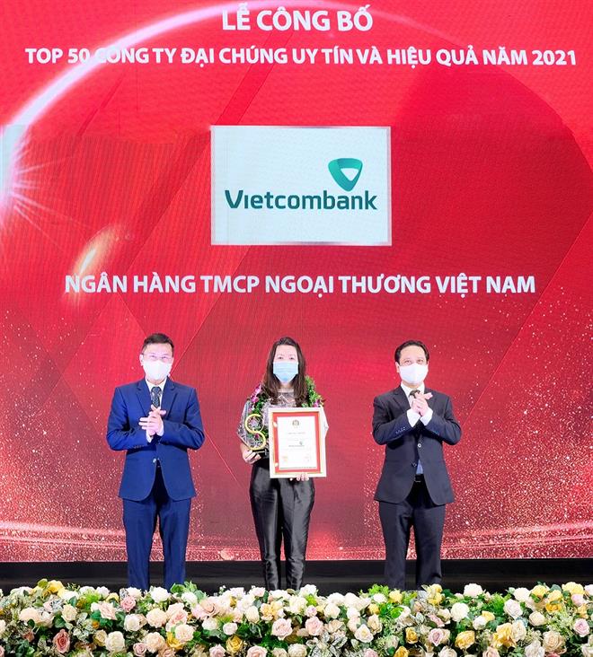 Đại diện Vietcombank nhận vinh danh Top 50 công ty đại chúng uy tín và hiệu quả năm 2021 từ Ban tổ chức chương trình
