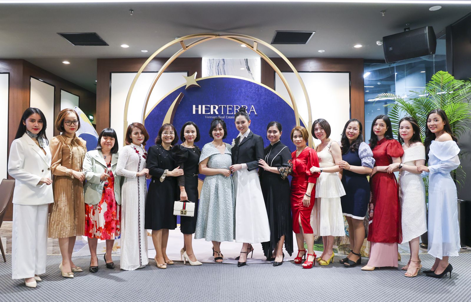 Các Doanh nhân tại lễ ra mắt Tạp chí chuyên về BĐS mang tên Her Terra - ấn phẩm được xây dựng và truyền cảm hứng bởi những nữ doanh nhân trong lĩnh vực BĐS 