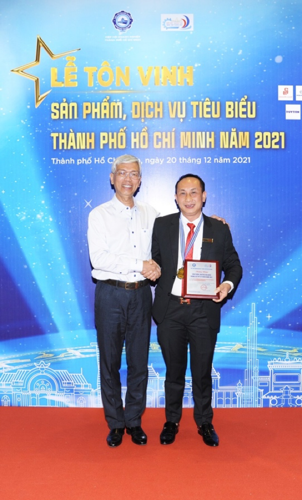 Phó Chủ tịch UBND TPHCM Võ Văn Hoan trao tặng chứng nhận “Sản phẩm, dịch vụ tiêu biểu TPHCM năm 2021” cho TGĐ Vina CHG Nguyễn Viết Hồng đối với giải pháp Tem chống hàng giả thông minh Vinacheck SMS QR Code tích hợp 4.0