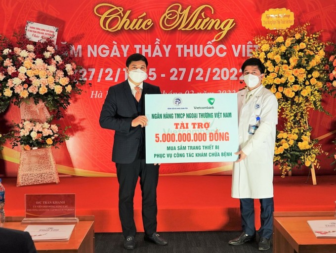 Ông Hồng Quang (trái) trao tặng 5 tỷ đồng cho Bệnh viện Đa khoa Xanh Pôn. Ảnh: Vietcombank