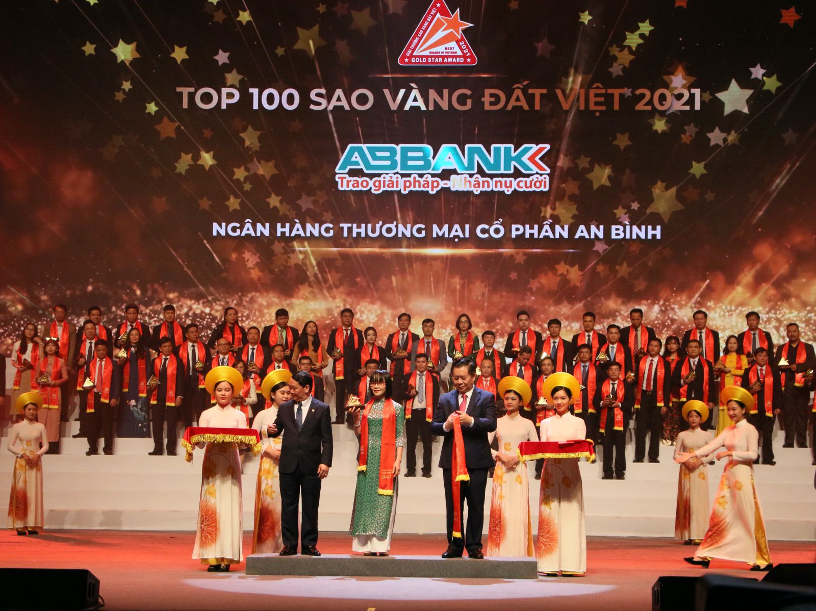 Bà Nguyễn Thị Hương – Phó Tổng Giám đốc, đại diện cho ABBANK nhận Giải thưởng Sao Vàng đất Việt 2021