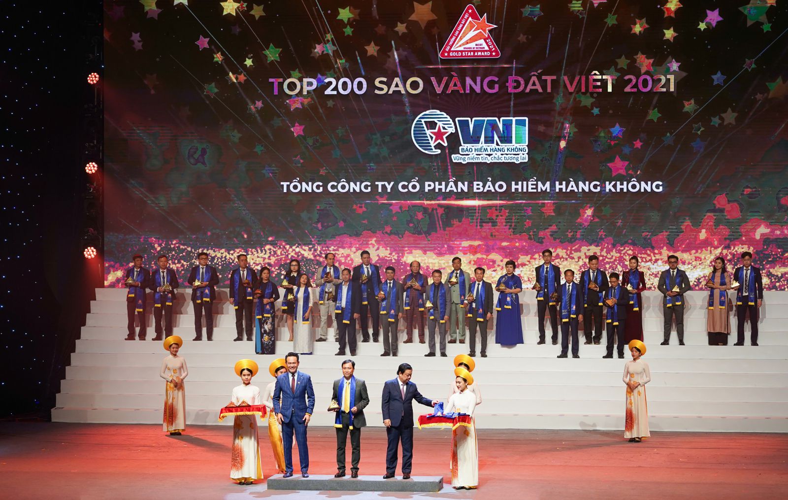 Đại diện VNI nhận giải thưởng Sao Vàng Đất Việt 2021VNI nhận giải thưởng Sao Vàng Đất Việt 2021