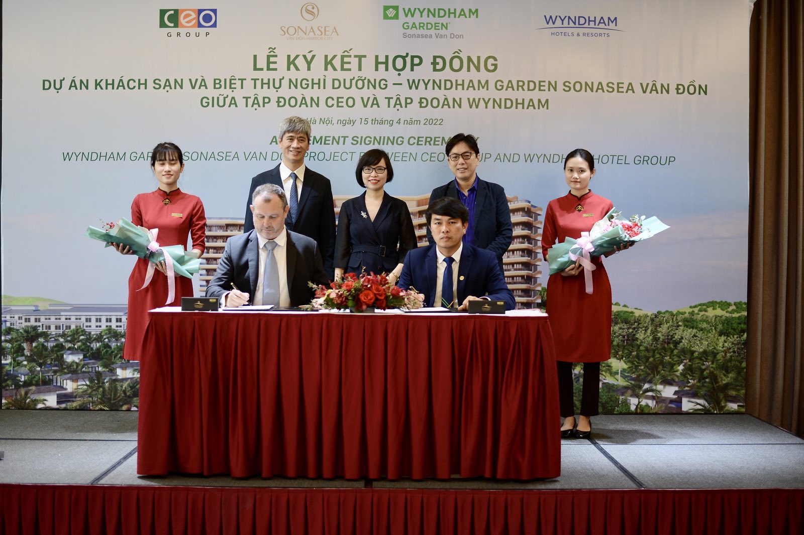 Ông Cao Văn Kiên - Phó Tổng Giám đốc Tập đoàn CEO, kiêm Tổng Giám đốc CEO Vân Đồn (hàng đầu, bên phải) - đại diện Tập đoàn CEO ký hợp đồng cùng Wyndham Hotel Group