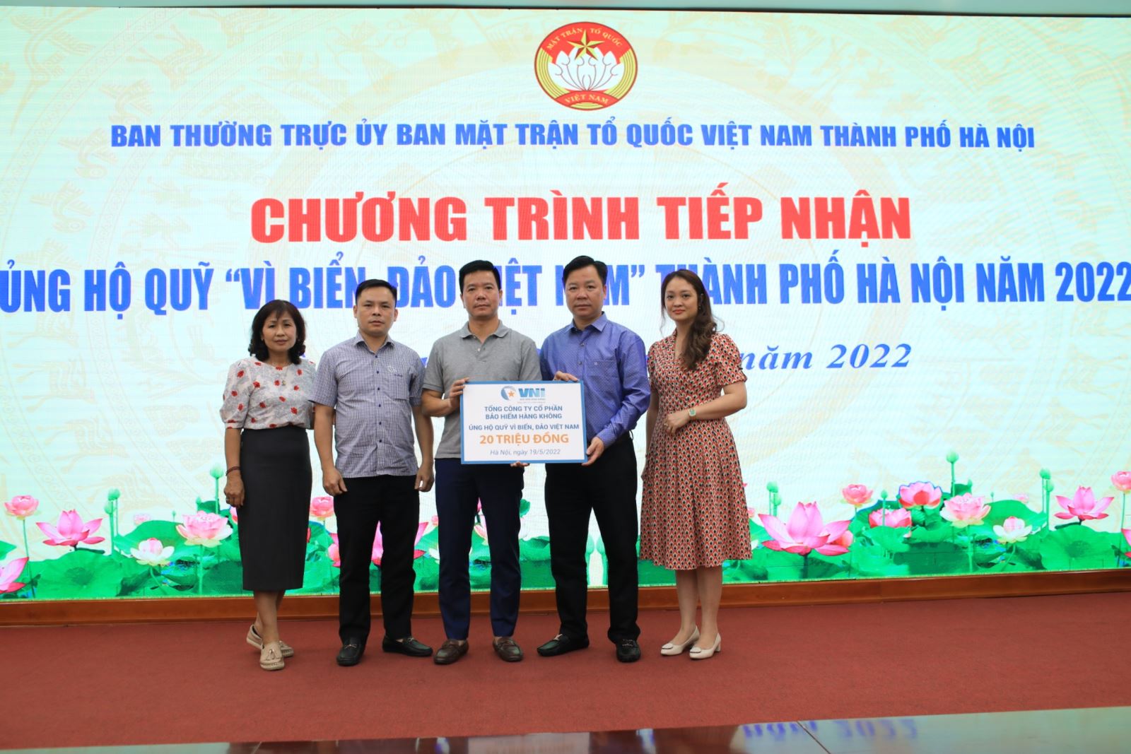 Đại diện VNI trao ủng hộ Quỹ biển, đảo Việt Nam