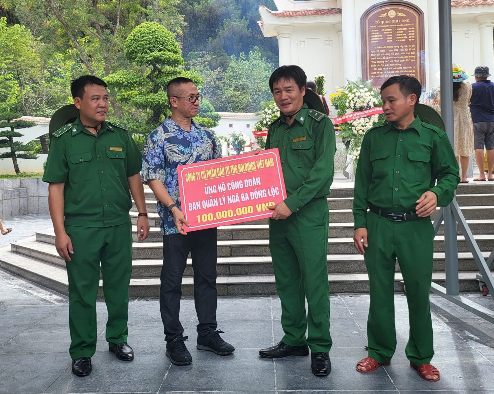 Đại diện Tập đoàn ủng hộ Ban quản lý Khu mộ 10 nữ Anh hùng liệt sĩ Thanh niên xung phong tại Ngã ba Đồng Lộc (Can Lộc, Hà Tĩnh) số tiền 100 triệu đồng. 