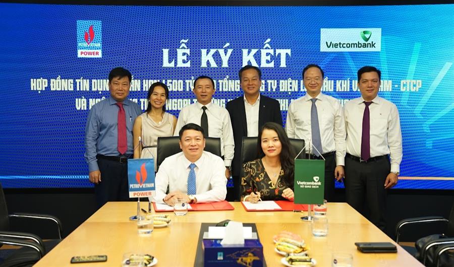 Ông Nguyễn Duy Giang - Phó Tổng Giám đốc PV Power (ngồi bên trái) và bà Đinh Phương Thu Hà - Phó Giám đốc Vietcombank Sở giao dịch (ngồi bên phải) ký kết hợp đồng trước sự chứng kiến của đại diện lãnh đạo hai bên