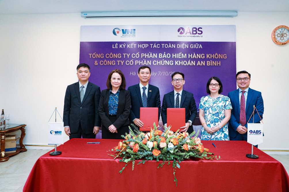 Tổng công ty Cổ phần Bảo hiểm Hàng không (VNI) và Công ty Cổ phần Chứng khoán An Bình (ABS) vừa lễ ký kết hợp tác toàn diện