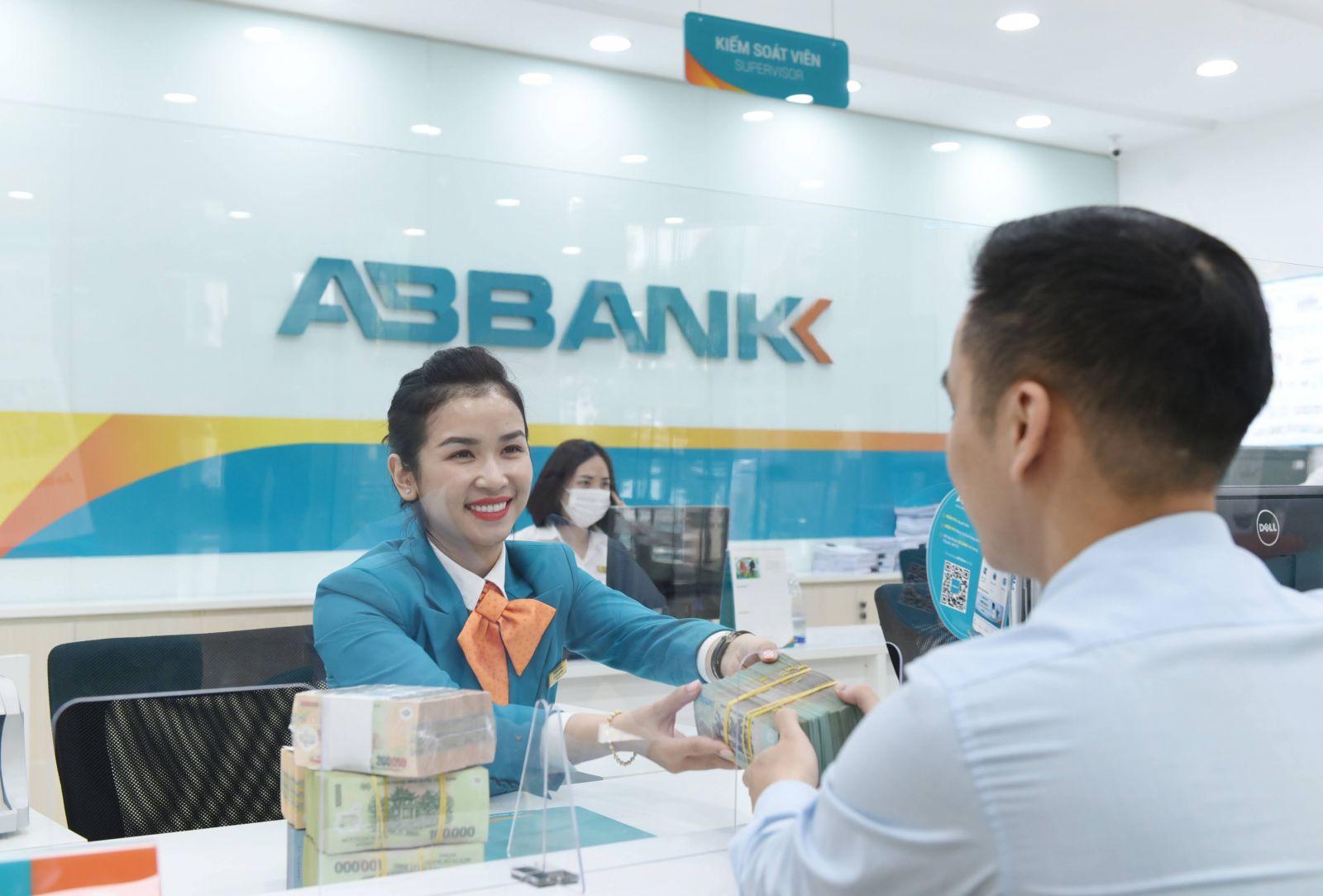 Từ nay 31/12, khách hàng mở mới tài khoản tiết kiệm tại ABBANK sẽ được hưởng lãi suất ưu đãi lên tới 8,6%/năm kèm nhiều quà tặng hấp dẫn. 