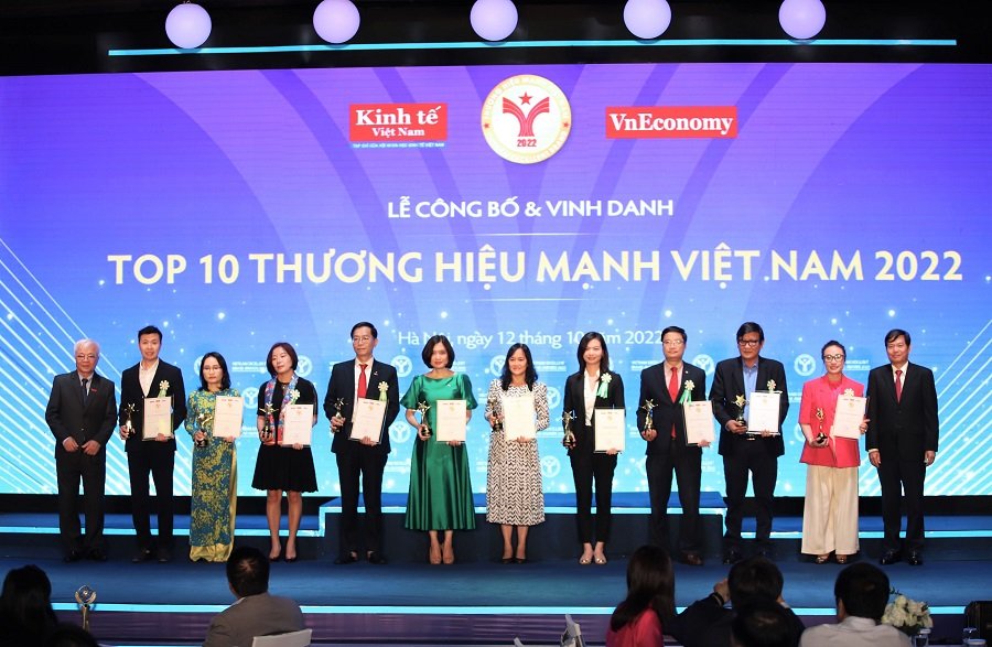 Đại diện Vietcombank, bà Phùng Nguyễn Hải Yến - Phó Tổng giám đốc (thứ 6 từ trái sang) cùng các đại diện đơn vị thuộc Top 10 “Thương hiệu mạnh Việt Nam năm 2022”