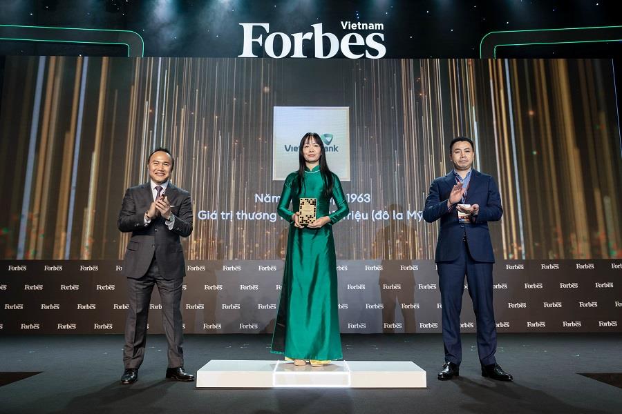 Đại diện Vietcombank, bà Phan Thị Thanh Tâm - Phó Trưởng Văn phòng đại diện khu vực phía Nam vinh dự nhận giải thưởng Top 25 Thương hiệu tài chính dẫn đầu năm 2021 do Forbes bình chọn