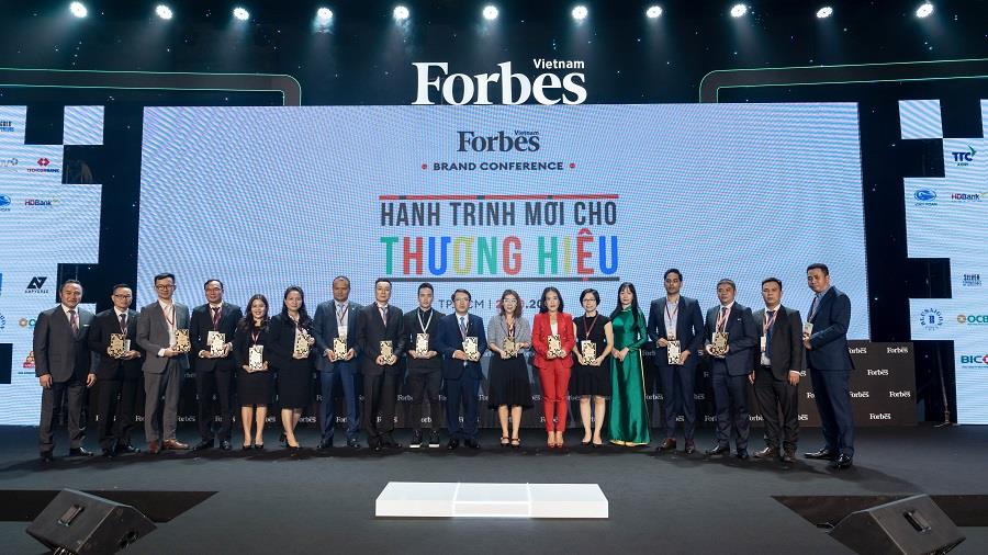 Đại diện Vietcombank (thứ 5 từ trái sang) cùng các đại diện đơn vị thuộc Top 25 Thương hiệu tài chính dẫn đầu