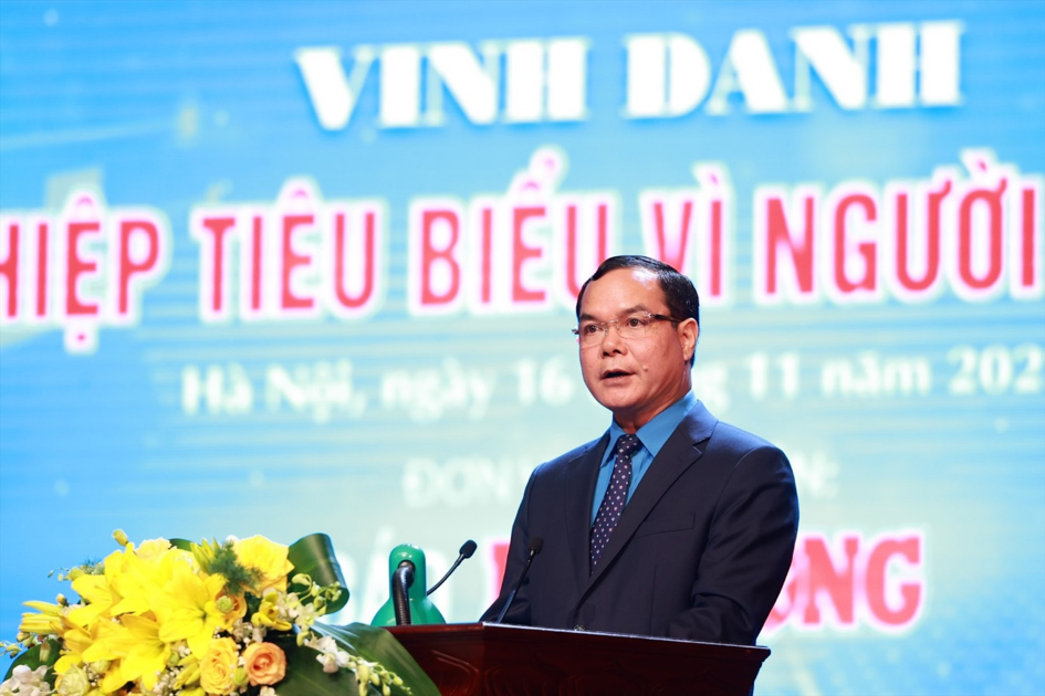 Ông Nguyễn Đình Khang, Ủy viên Trung ương Đảng, Chủ tịch Tổng Liên đoàn Lao động Việt Nam, Trưởng Ban Chỉ đạo chương trình phát biểu khai mạc buổi lễ.