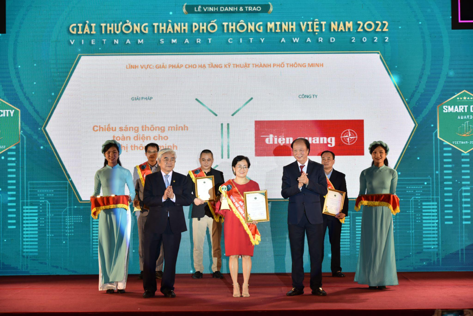 Đại diện Điện Quang nhận giải thưởng ở hạng mục Giải pháp chiếu sáng thông minh toàn diện cho Đô thị thông minh tại lễ trao giải Thành phố thông minh 2022