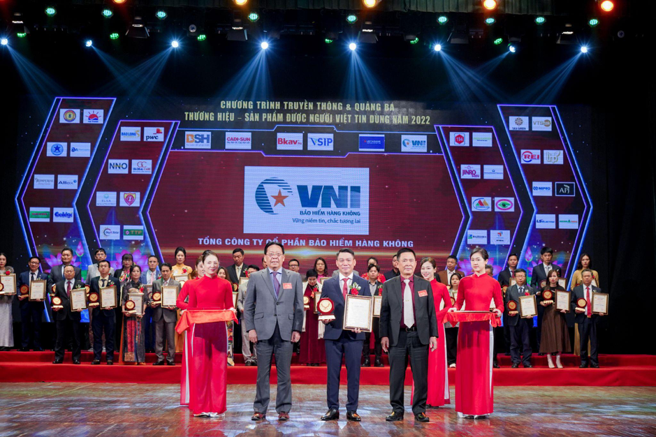 Ông Nguyễn Thành Quang - Phó Chủ tịch kiêm Phó TGĐ TT VNI nhận giải thưởng Top 10 thương hiệu nổi tiếng Việt Nam 2022.