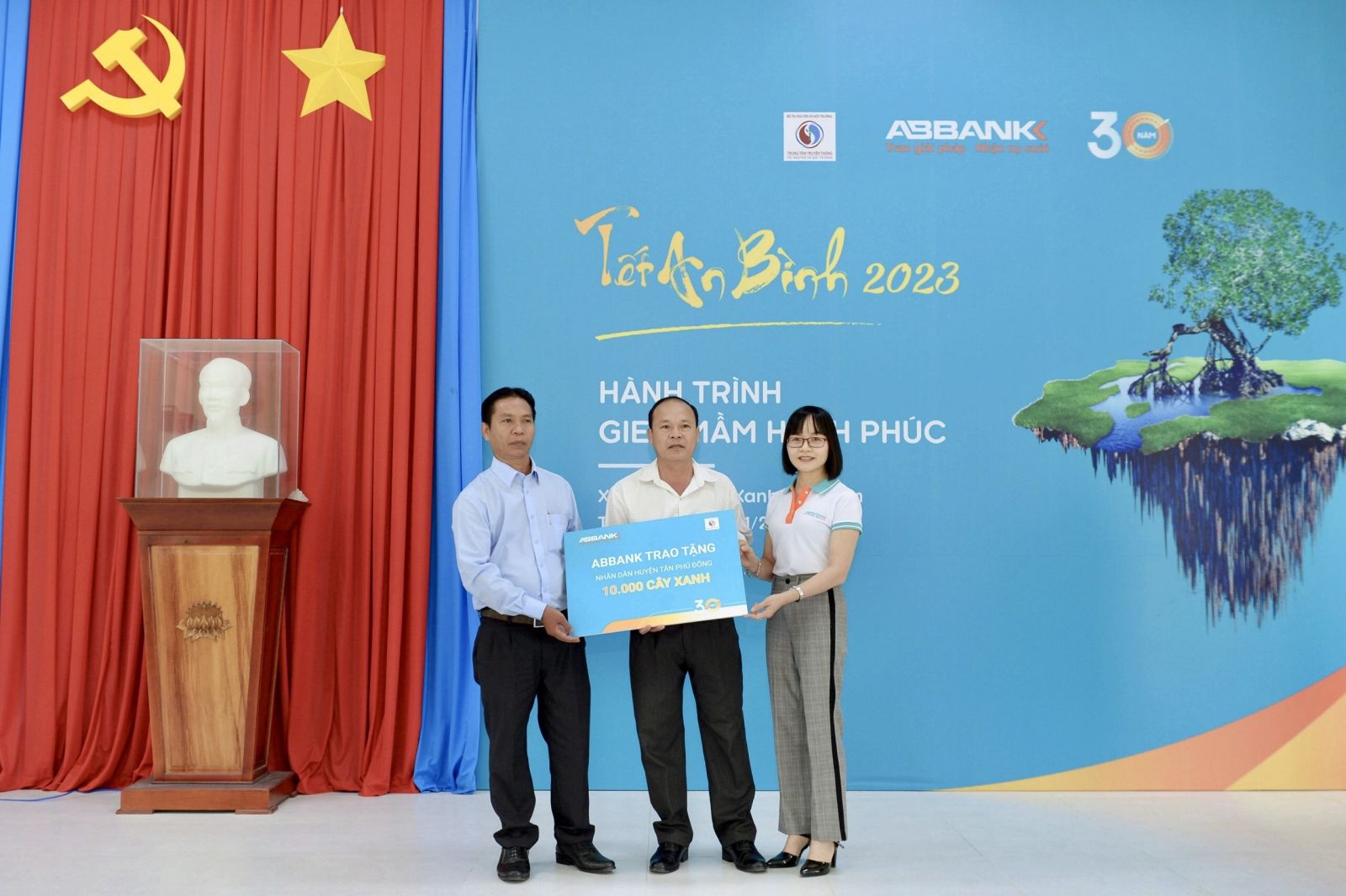 Bà Nguyễn Thị Hương, Phó tổng giám đốc ABBANK trao biển tặng 10 nghìn cây xanh