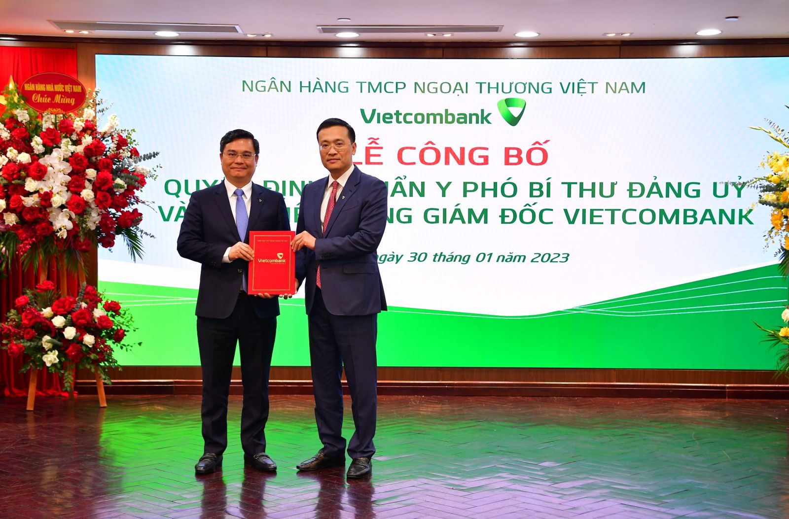 Phạm Quang Dũng - Chủ tịch HĐQT Vietcombank (bên phải) trao quyết định bổ nhiệm Tổng giám đốc Vietcombank cho ông Nguyễn Thanh Tùng 