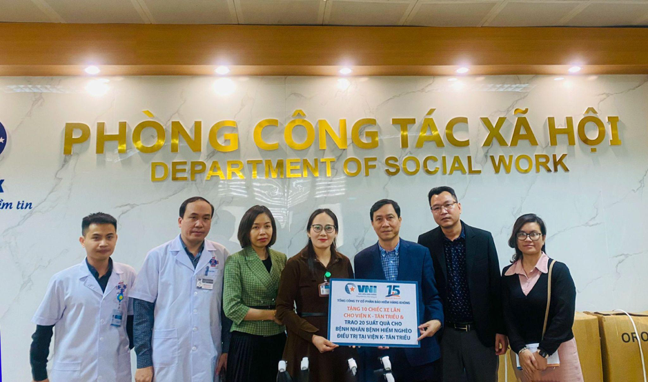 BLĐ cùng Đoàn Thanh niên VNI trao tặng 10 xe lăn & 20 suất quà gửi đếnp/những bệnh nhân đang điều trị tại viện K - cở sở Tân Triều