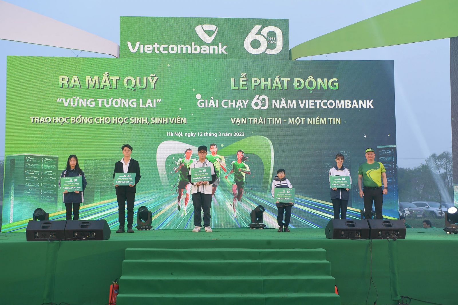 Ông Nguyễn Thanh Tùng - Thành viên Hội đồng quản trị, Tổng Giám đốc Vietcombank (ngoài cùng bên phải) trao học bổng cho các em học sinh nghèo vượt khó, tài năng