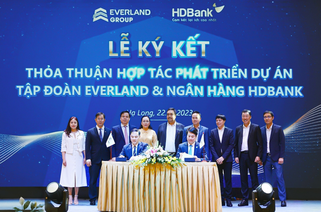 Ông Nguyễn Thúc Cẩn, Tổng Giám đốc Tập đoàn Everland và ông Nguyễn Văn Hảo, Phó Tổng Giám đốc Ngân hàng HDBank ký thỏa thuận hợp tác phát triển dự án