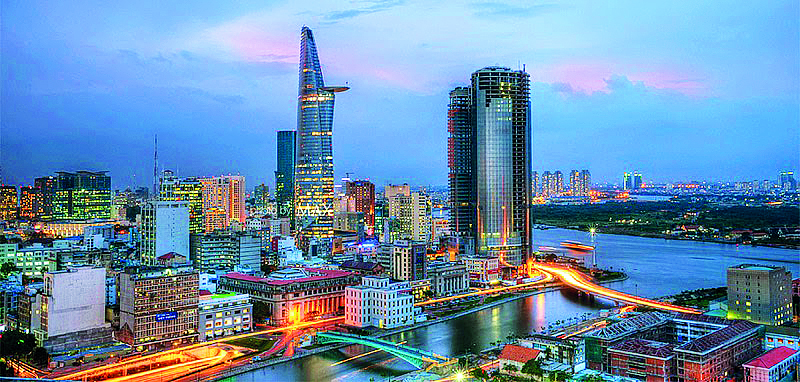 Thành phố đang trở mình thành một đô thị cực lớn, đặc biệt, có diện tích 2100 km2. TPHCM đa chức năng giữ vai trò đầu tàu kinh tế, văn hóa, xã hội cho cả vùng kinh tế trọng điểm phía nam, có khả năng cạnh tranh với các đô thị khác trong khu vực Đông Nam Á. 