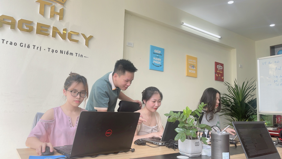 Huy Nguyễn được biết đến với vai trò là chuyên gia đào tạo marketing, chuyên cung cấp các dịch vụ về kinh doanh online, fb ads, tiktok, shopee,.. hiện truyền cảm hứng cho hàng ngàn học viên, các chủ doanh nghiệp đạt được nhiều thành tựu trên thương trường.
