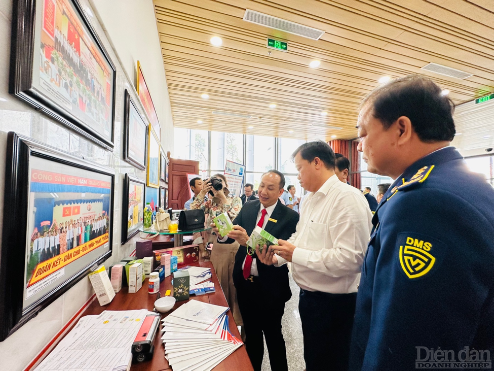 Ông Huỳnh Quốc Việt Chủ tịch UBND tỉnh Cà Mau tham quan các gian hàng trưng bày sản phẩm thật giả.