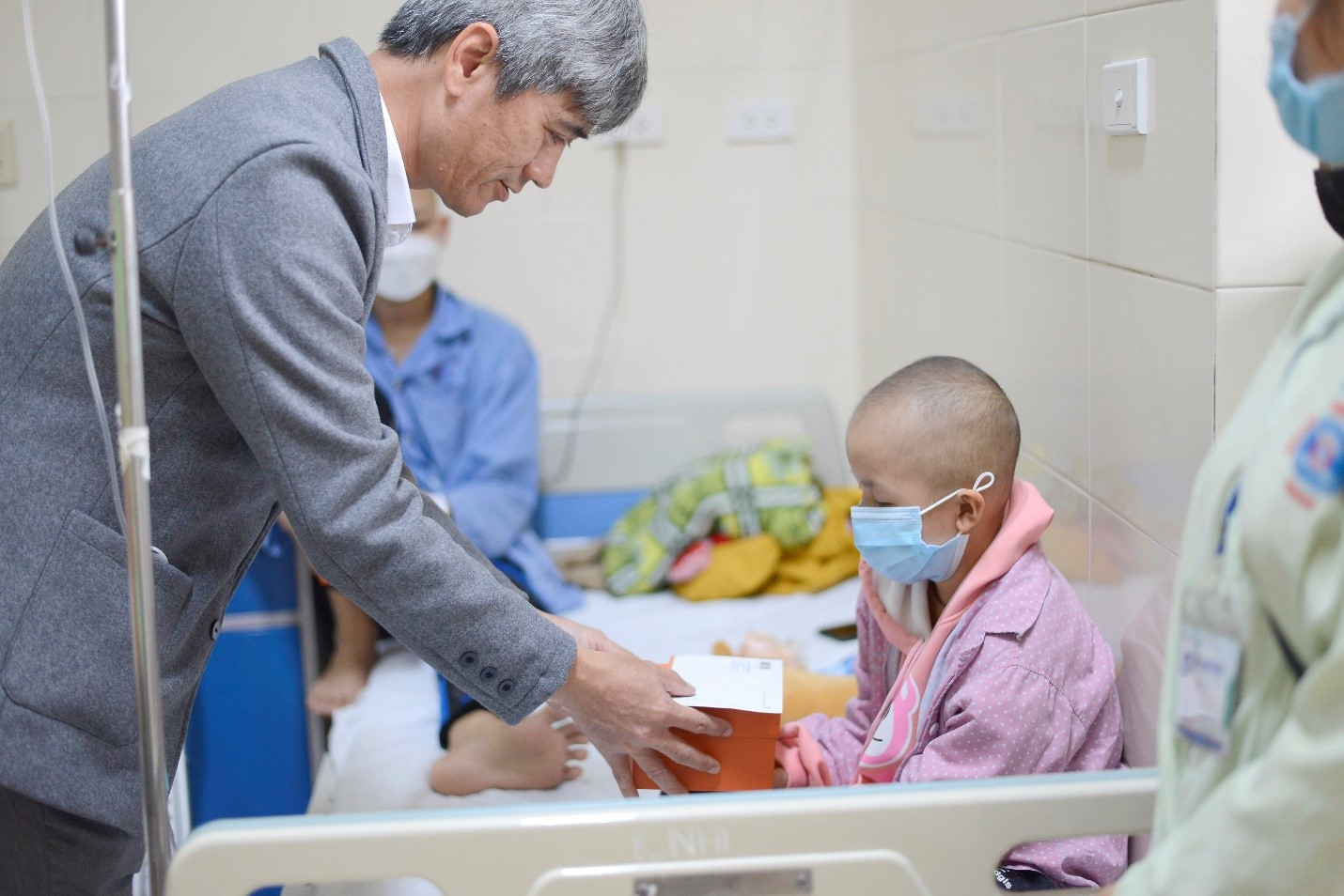 Phó Tổng Giám đốc Tập đoàn CEO Trần Đạo Đức thăm hỏi, động viên các bệnh nhi tại Bệnh viện K – Cơ sở Tân Triều
