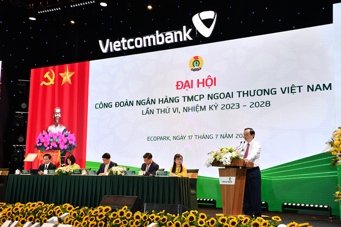 Đ/c Đào Minh Tú - Phó Bí thư Ban cán sự Đảng, Phó Thống đốc thường trực Ngân hàng Nhà nước Việt Nam, Ủy viên BCH Tổng Liên đoàn Lao động Việt Nam, Chủ tịch Công đoàn Ngân hàng Việt Nam phát biểu chỉ đạo tại Đại hội Công đoàn Vietcombank lần thứ VI, nhiệm kỳ 2023 - 2028
