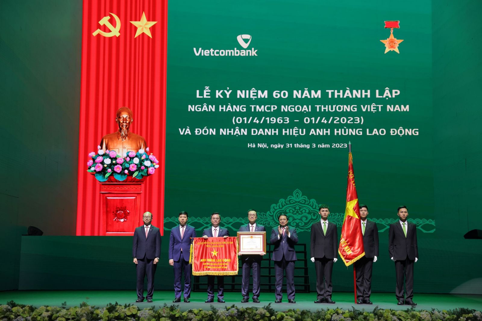 Với nhiều đóng góp lớn, hiệu quả cho kinh tế, xã hội đất nước, Vietcombank vinh dự được Đảng, Nhà nước trao tăng danh hiệu Anh hùng lao động nhân dịp kỷ niệm 60 năm thành lập (01/04/2023)