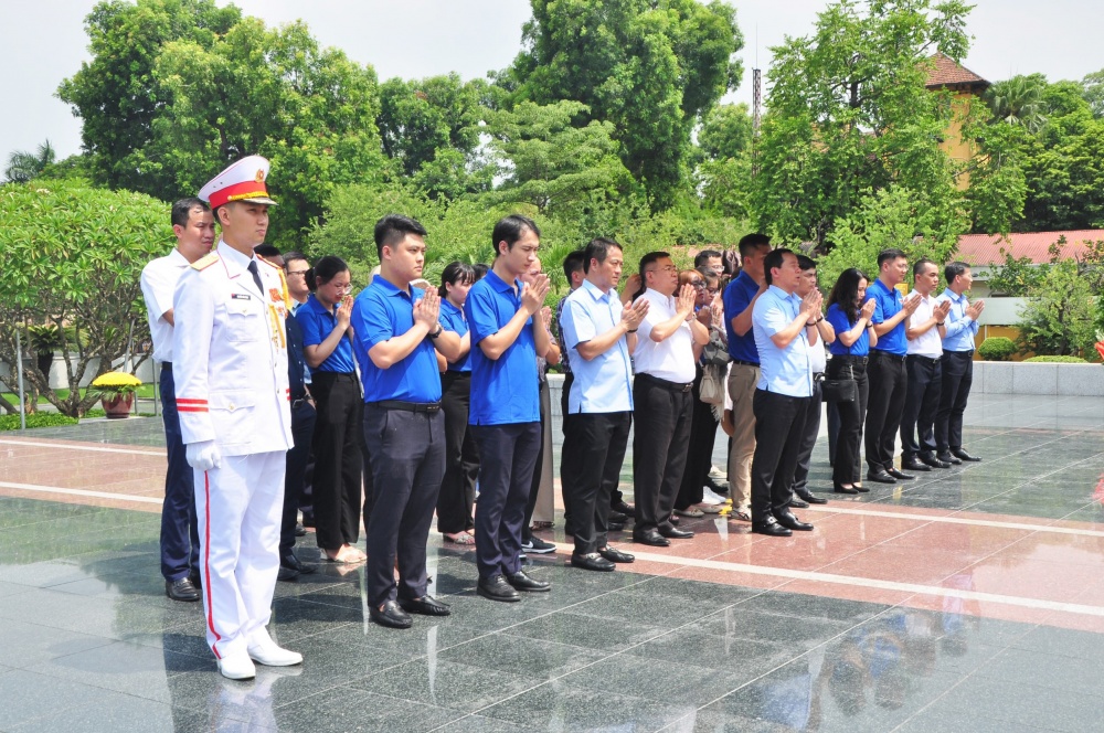 PVPGB dâng hương tưởng niệm tại Đài tưởng niệm các Anh hùng liệt sĩ Bắc Sơn