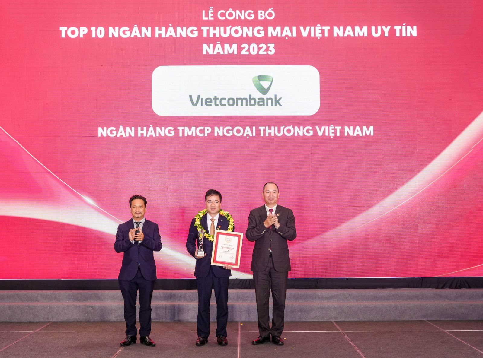 Đại diện Vietcombank (đứng giữa) nhận danh hiệu “Ngân hàng uy tín nhất Việt Nam năm 2023”