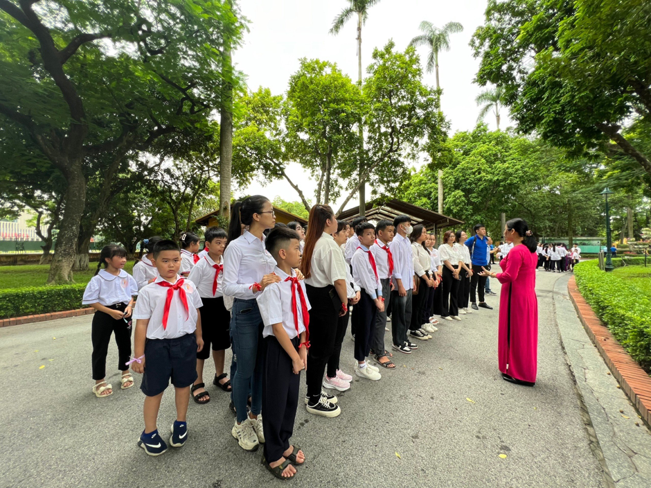 Đoàn “Người con hiếu thảo thủ đô” vào báo công dâng Bác và tham quan nhà sàn Bác Hồ