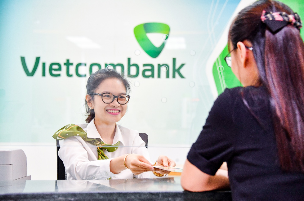 Khách hàng có thẻ vay vốn tại Vietcombank để trả nợ các khoản vay tại ngân hàng khác