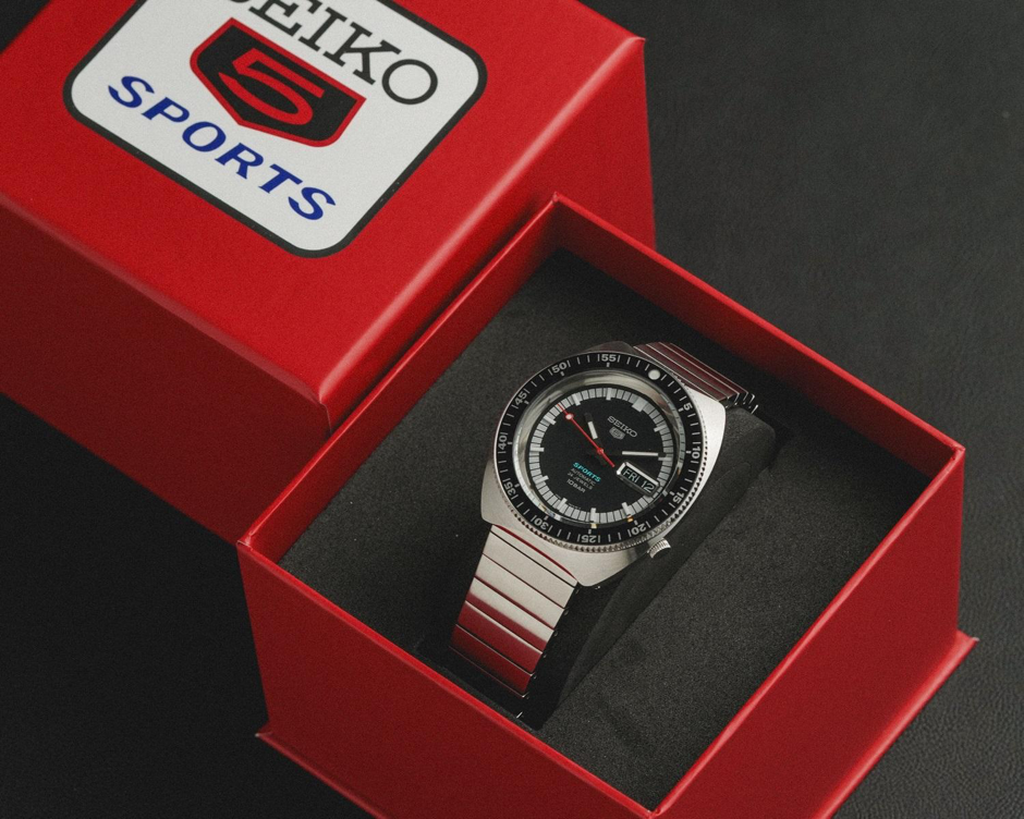 Seiko 5 Sports 55th Anniversary Limited Edition được đặt trong chiếc hộp cổ điển