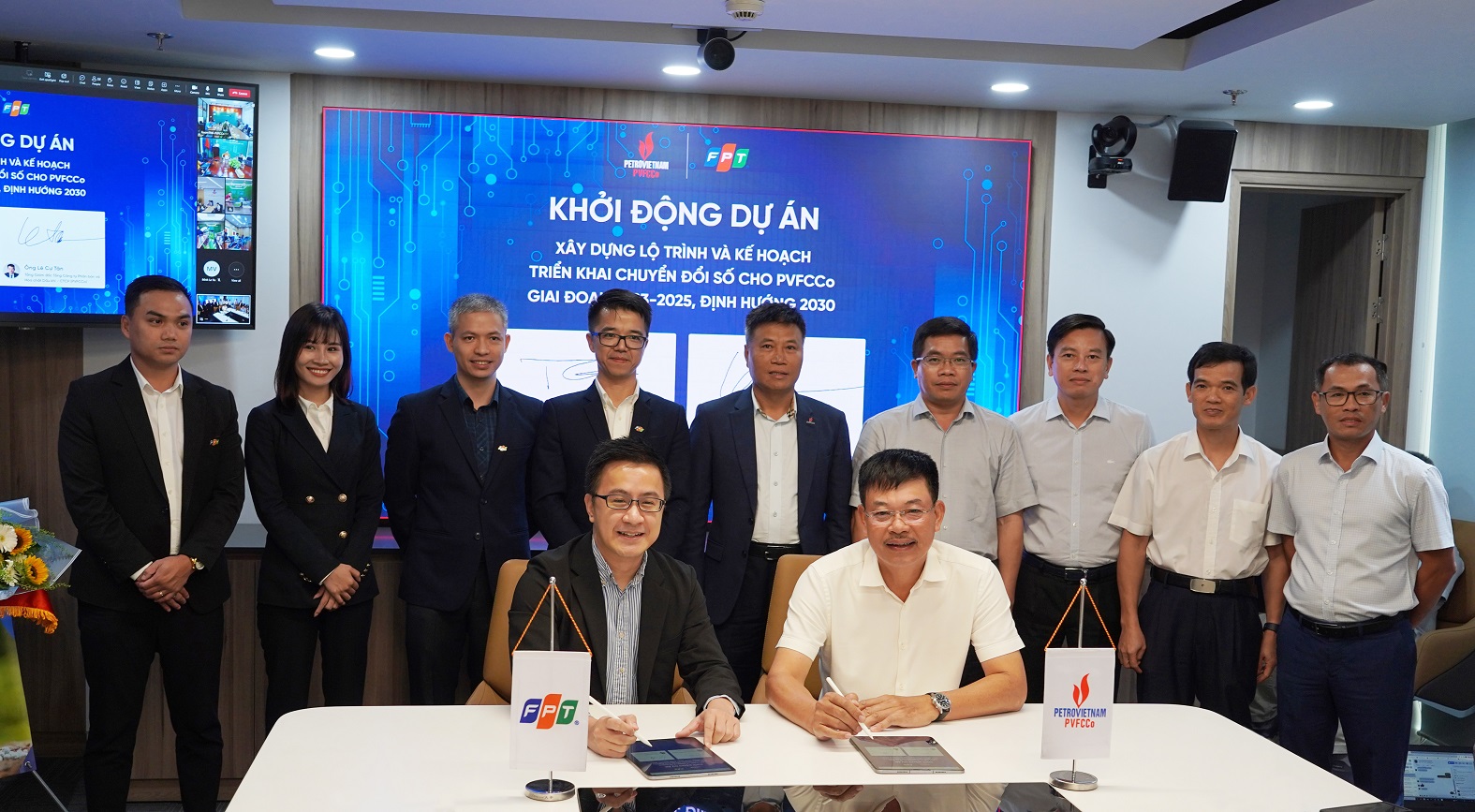 Ông Lê Cự Tân - TGĐ PVFCCo và ông Trần Huy Bảo Giang - TGĐ FPT Digital ký kết Dự án Tư vấn Chuyển đổi số toàn diện