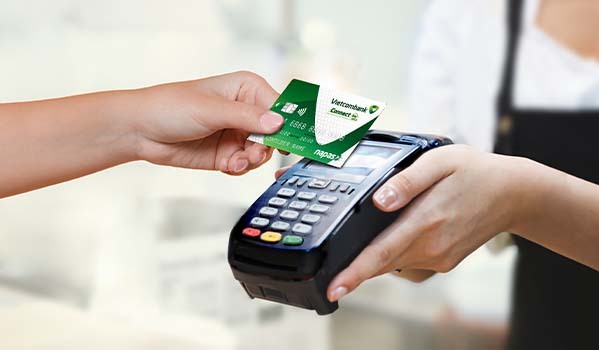 Sử dụng thẻ chip contactless của Vietcombank giúp khách hàng tăng cường bảo mật, tránh gian lận giao dịch, tích hợp đa tiện ích.