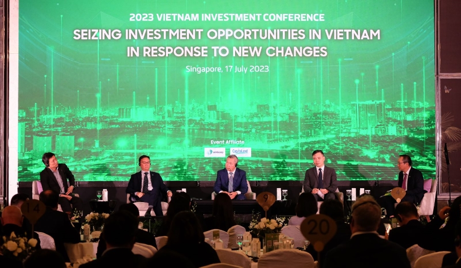 Đại diện các bộ, ngành Việt Nam tham gia đối thoại với các tập đoàn, doanh nghiệp Singapore tại hội thảo