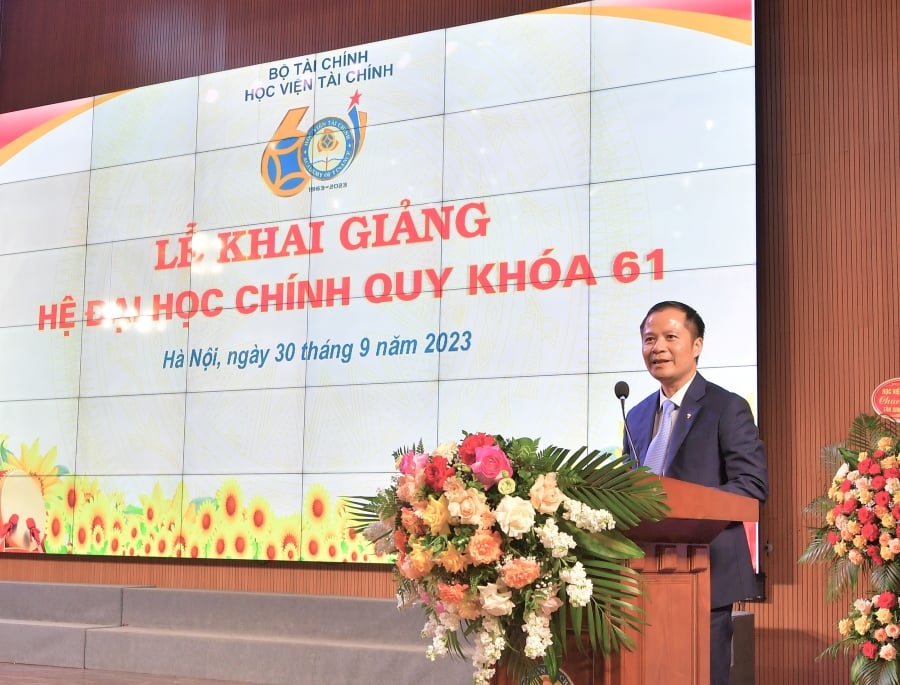 hS Lê Hoàng Tùng - Phó Tổng Giám đốc đại diện Vietcombank và đại diện cựu sinh viên Học viện Tài chính D32 phát biểu