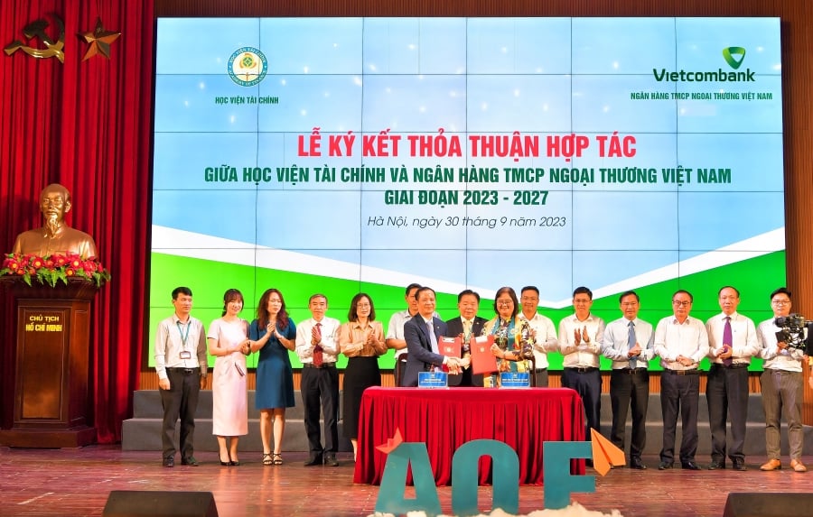 Ông Lê Hoàng Tùng - Phó Tổng Giám đốc Vietcombank và bà Trương Thị Thủy - Phó Giám đốc Học viện Tài chính đại diện hai bên ký kết thỏa thuận hợp tác giai đoạn 2023 - 2027
