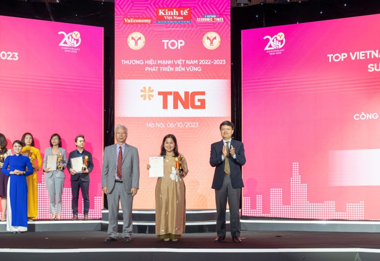  Đại diện TNG Holdings Vietnam nhận giải Thương hiệu mạnh 2022 - 2023