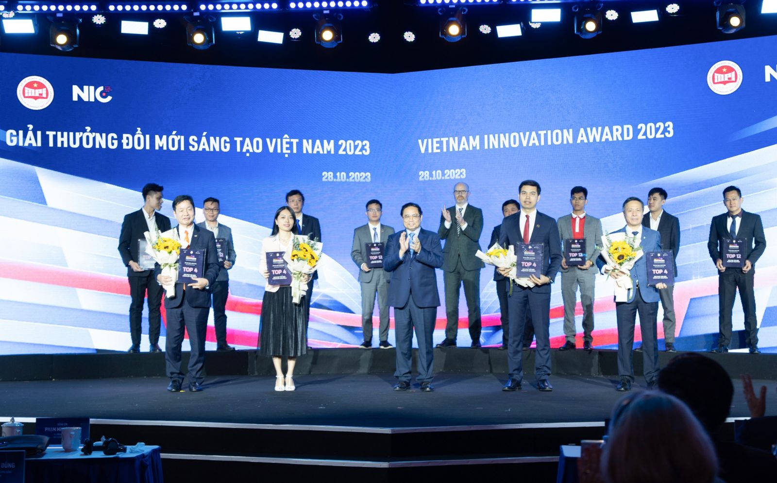 Ông Lê Hồng Quang - Phó Tổng Giám đốc thường trực MISA (thứ hai từ phải sang) đại diện MISA vinh dự được Thủ tướng Chính phủ Phạm Minh Chính trao tặng giải thưởng giải pháp đổi mới sáng tạo toàn diện -p/1 trong 4 giải pháp đổi mới sáng tạo xuất sắc nhất Việt Nam 2023.