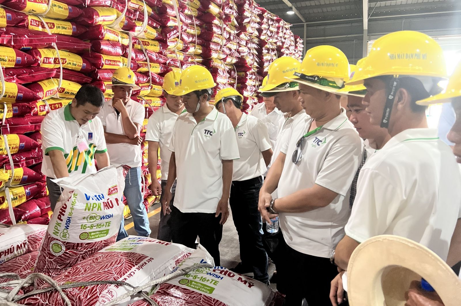 Anh Nguyễn Thanh Hiếu (ngoài cùng bên trái) giới thiệu cho khách hàng là các nông dân trồng mía khi đến tham quan Nhà máy NPK Phú Mỹ