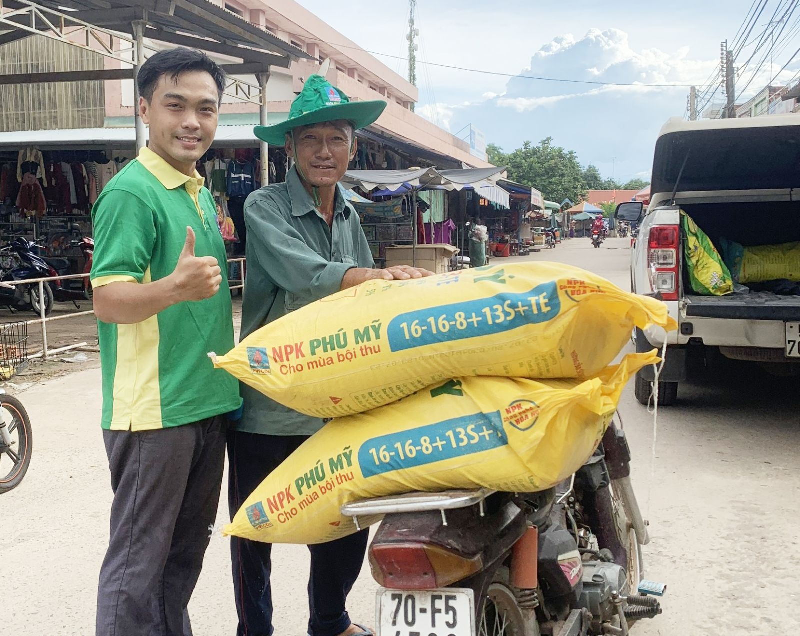 Anh Lê Hoàng Huy từ một nhân viên VP trở thành một CBTT gắn bó với người nông dân