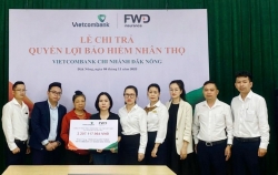 Vietcombank Đăk Nông cùng FWD chi trả quyền lợi bảo hiểm hơn 2 tỷ đồng cho khách hàng