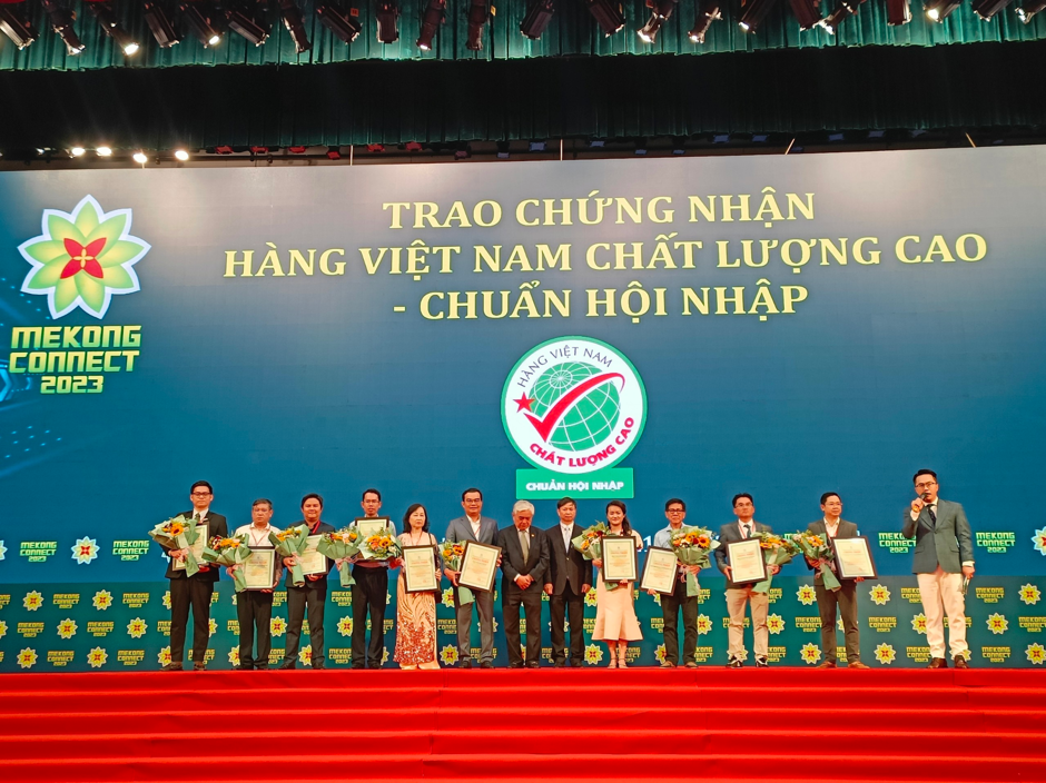 Đại diện Điện Quang nhận chứng nhận Hội hàng Việt Nam Chất Lượng Cao - Chuẩn Hội Nhập