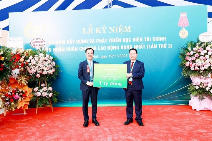Ông Lê Hoàng Tùng - Phó Tổng Giám đốc Vietcombank (bên trái) thay mặt Ban Lãnh đạo Vietcombank trao tặng 1 tỷ đồng cho đại diện Nhà trường để đóng góp vào Quỹ phát triển giáo dục Tâm - Tài - Chính