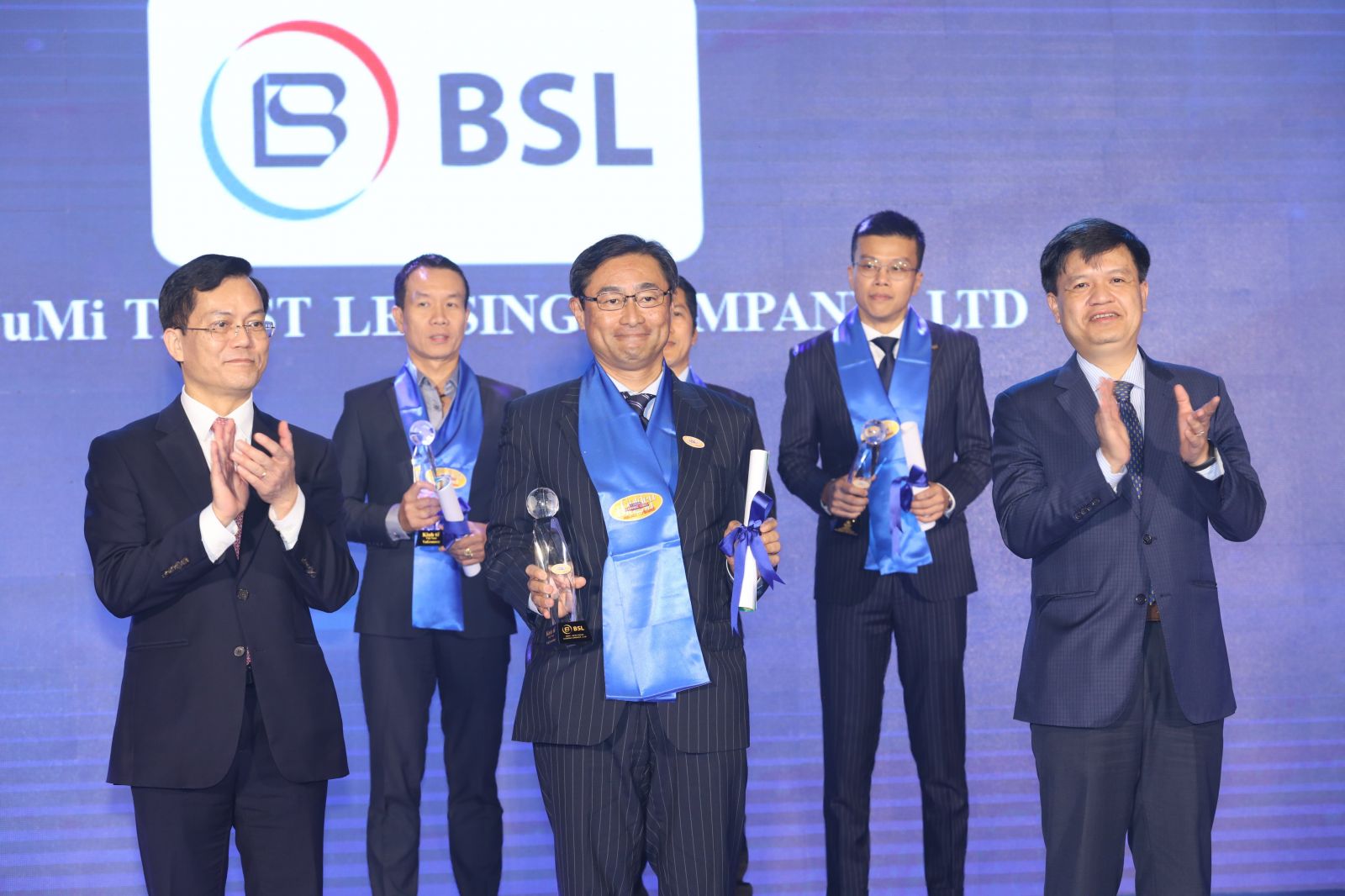 Đại diện BSL nhận Giải thưởng “Nhà cung cấp Dịch vụ Tài chính tin cậy” tại Rồng Vàng 2022